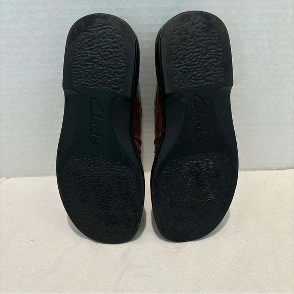 Clark’s brown leather mule shoes with button accent 5M - Picture 5 of 6